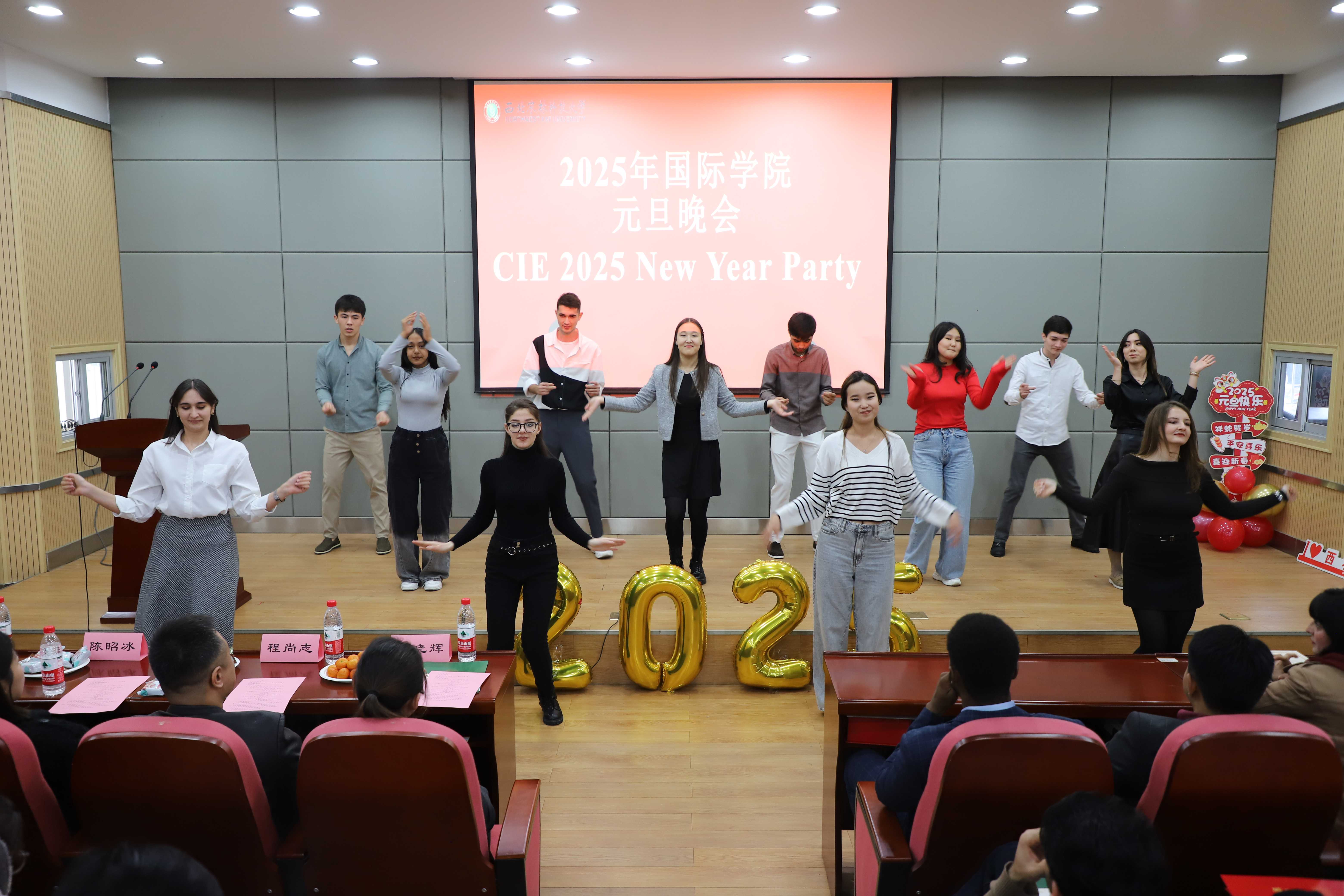 中亚员工表演(1).jpg