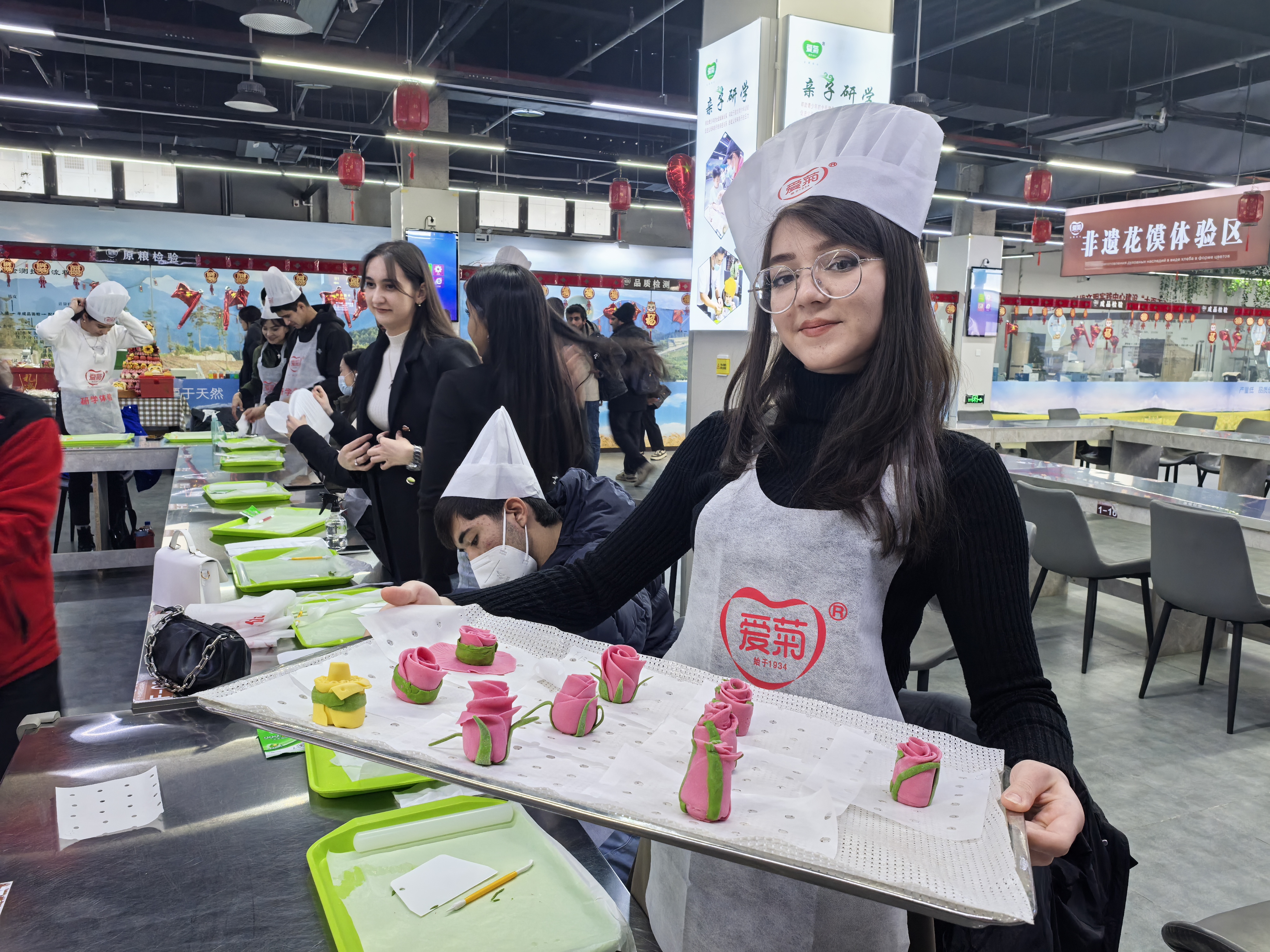 展示自己制作的非遗玫瑰花馍.jpg
