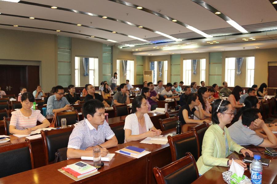 公司学员认真听取培训课程.JPG