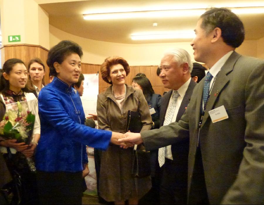 2012年中欧大学合作高峰论坛，刘延东参观公司展位.JPG