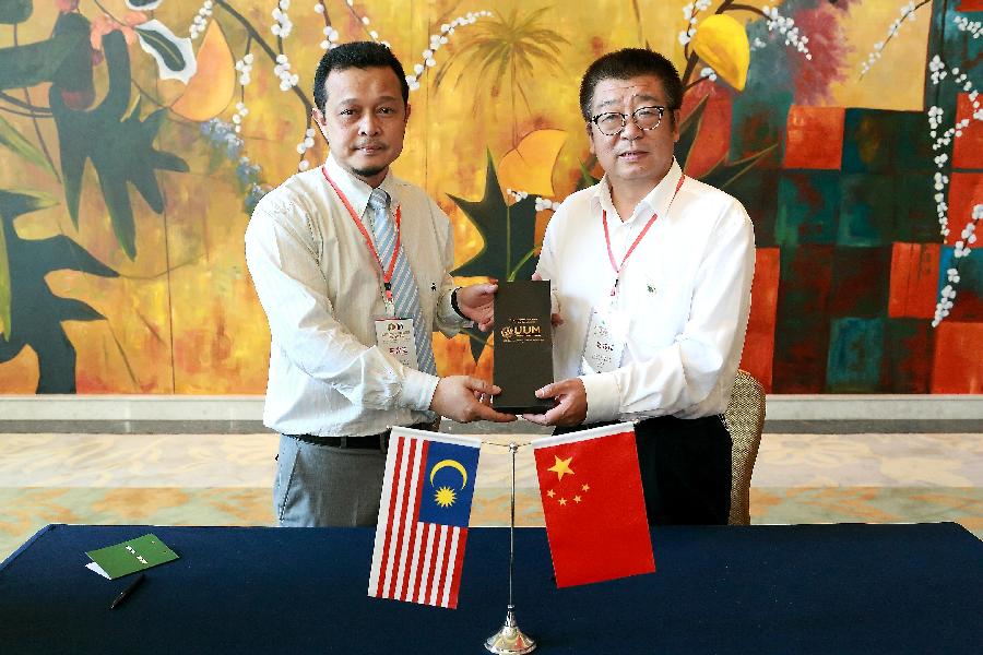 复件 吴董事长与马来西亚签署协议.JPG