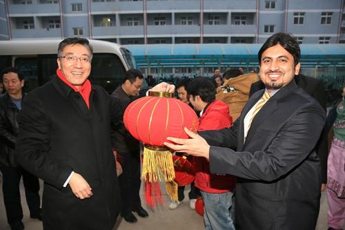 孙其信董事长向职工赠送新年礼物.jpg