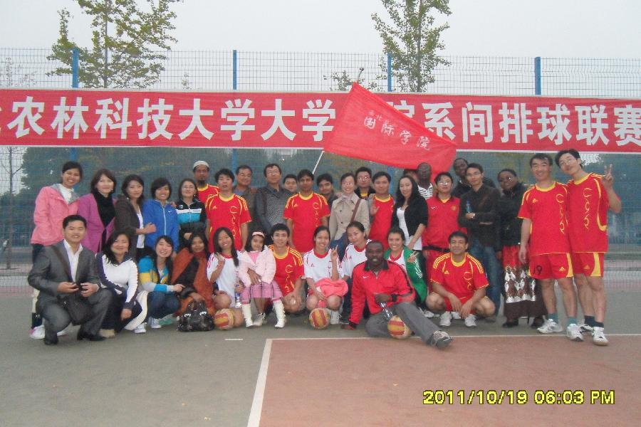 公司领导与全体队员、啦啦队员合影.JPG