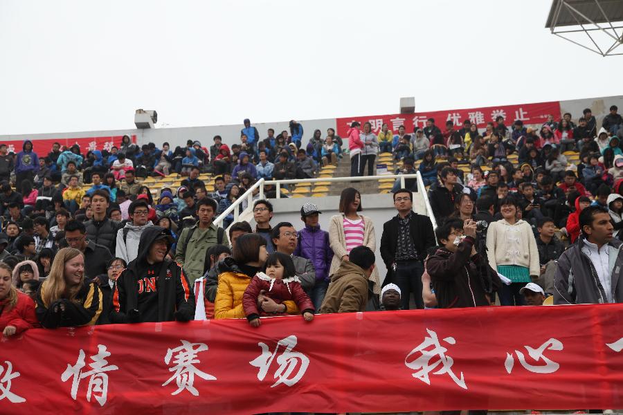 祁选轩副经理与外国职工共同观赛.JPG