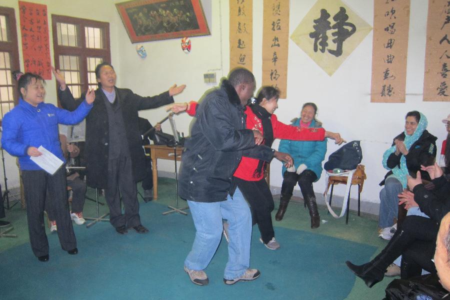 职工模仿演员动作.JPG